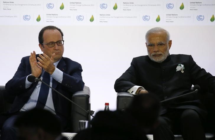 © Reuters. French President Francois Hollande and India's Prime Minister Narendra Modi attend the launching of the International Solar Alliance on the opening day of the World Climate Change Conference 2015 at Le Bourget