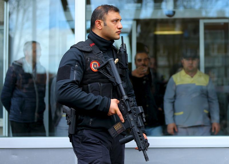 © Reuters. داود أوغلو: احتجاز 4 أشخاص على صلة بتفجير اسطنبول