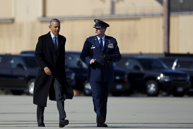 © Reuters. U.S. President Barack Obama walks to boards Air Force One for Nebraska and Louisiana, after a short meeting with Jordan's King Abdullah at Joint Base Andrews in Maryland