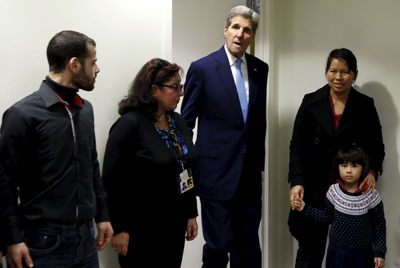 © Reuters. U.S. Secretary of State John Secretary Kerry meets with a group of refugees and staff members at a refugee resettlement center in Silver Spring, Maryland