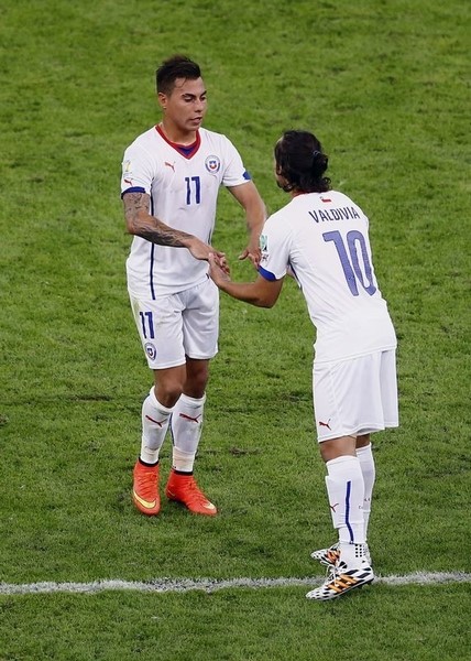 © Reuters. إيقاف لاعبين من تشيلي في تصفيات كأس العالم