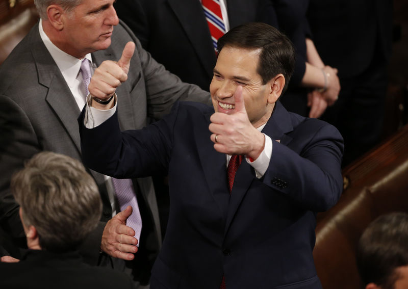 © Reuters. Republican U.S. presidential candidate Senator Marco Rubio gives two thumbs up as he awaits U.S. President Barack Obama's State of the Union address to a joint session of Congress in Washington