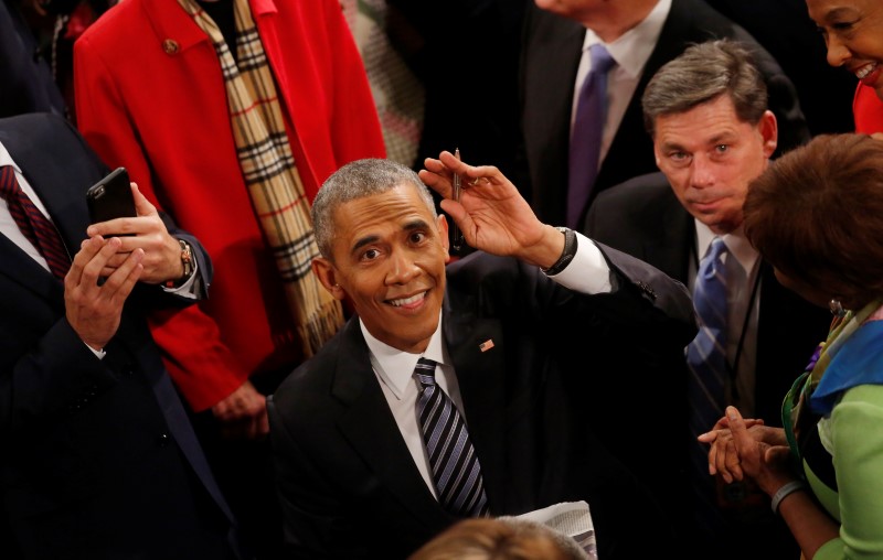 © Reuters. U.S. President Barack Obama waves as he greets members of Congress as he departs after concluding his final State of the Union address to a joint session of Congress in Washington