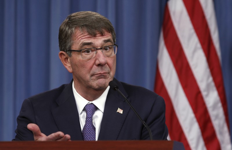 © Reuters. U.S. Defense Secretary Ash Carter speaks during a joint news conference following a meeting with his British counterpart Michael Fallon at the Pentagon in Washington