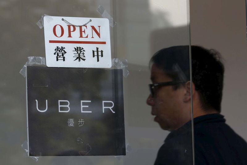© Reuters. Placa é vista em escritório do Uber durante um evento para recrutamento de motoristas em Hong Kong, China