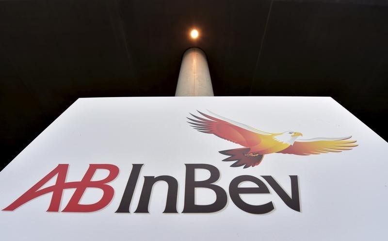 © Reuters. Logo da Anheuser-Busch InBev é fotografado na sede da cervejaria em Leuven, na Bélgica
