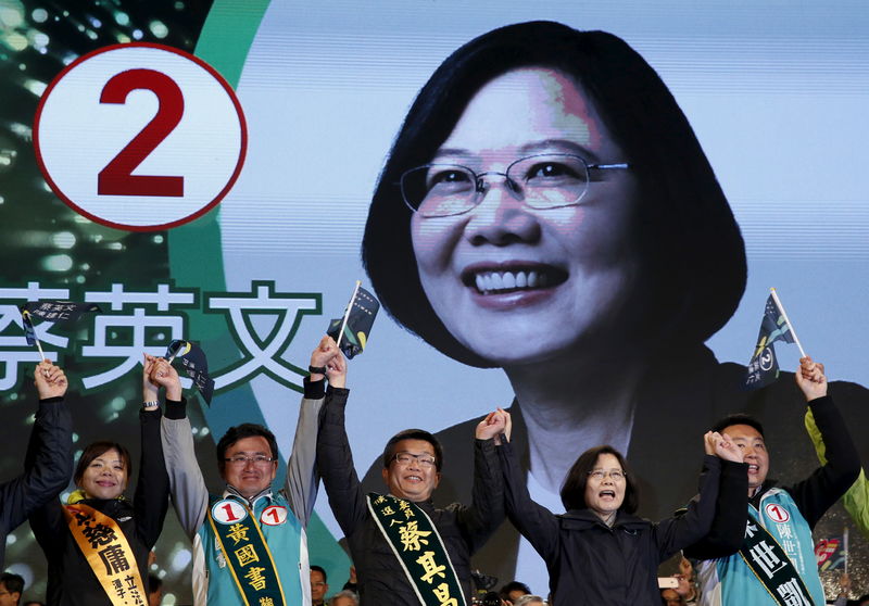 © Reuters. Taiwan's DPP Chairperson and presidential candidate Tsai Ing-wen shouts slogans during a campaign rally in Taichung, Taiwan