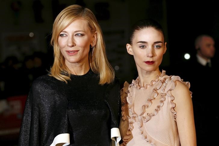 © Reuters. Atrizes Cate Blanchett (E) e Rooney Mara (D) chegam para exibição de gala do filme "Carol", em Leicester