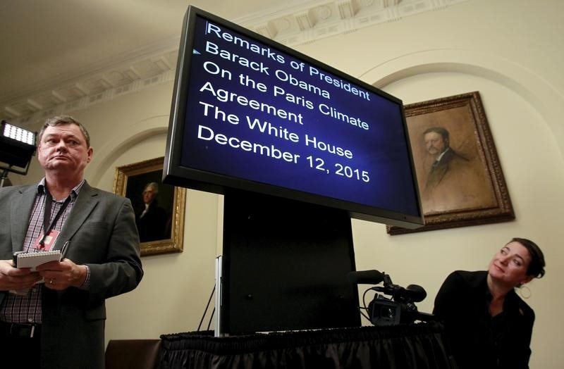 © Reuters. Members of the media wait for U.S. President Barack Obama to deliver a statement on the climate agreement 