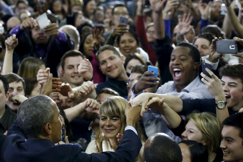 © Reuters. U.S. President Barack Obama shakes hands with local residents after delivering remarks at University of Nebraska Omaha arena, in Omaha, Nebraska