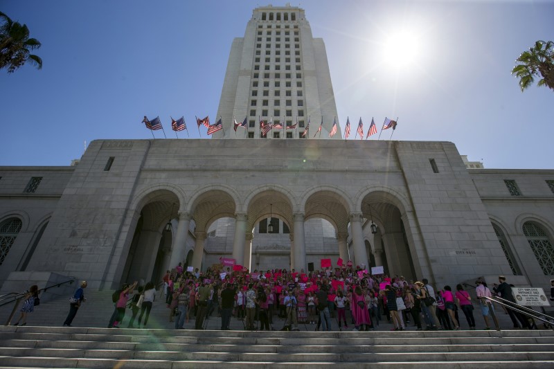 © Reuters. Activists rally in support of Planned Parenthood on "National Pink Out Day" on the steps of City Hall in Los Angeles