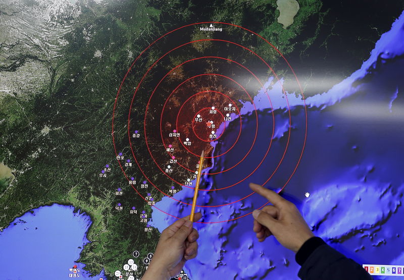 © Reuters. Ko Yun-hwa, Administrator of Korea Meteorological Administration, points at where seismic waves observed in South Korea came from, during a media briefing at Korea Meteorological Administration in Seou