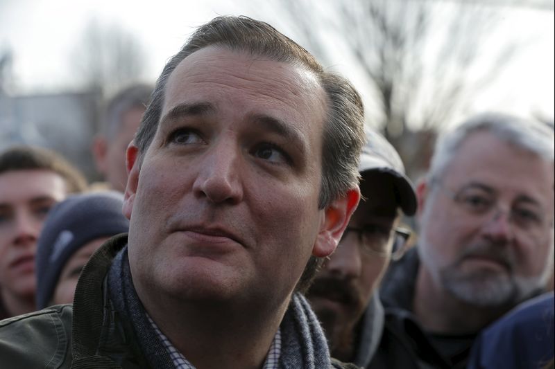 © Reuters. U.S. Republican presidential candidate and U.S. Senator Ted Cruz greets audience members at a Second Amendment campaign rally outside Granite State Indoor Range in Hudson