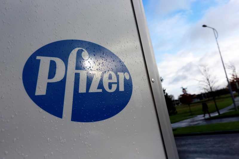 © Reuters. A company logo is seen at a Pfizer office in Dublin