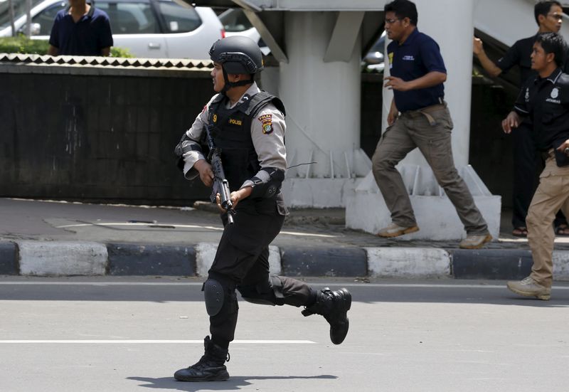© Reuters. شرطة إندونيسيا: مقتل 4 من المشتبه في تنفيذهم للهجوم