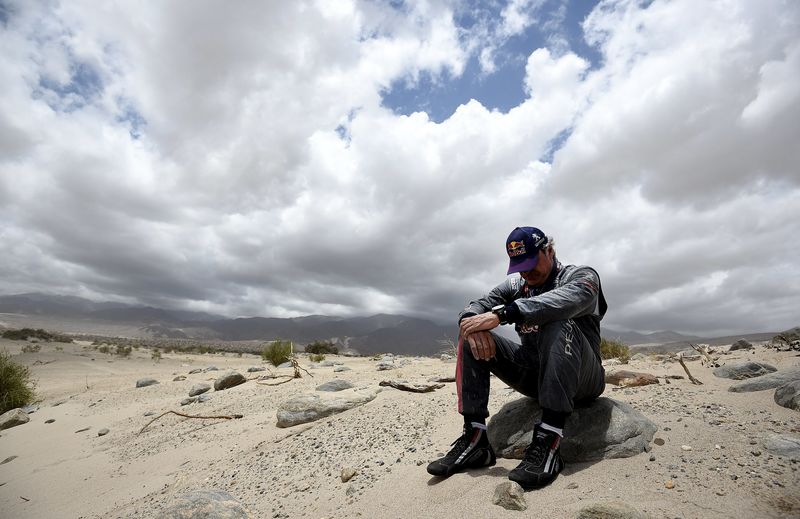 © Reuters. Carlos Sáinz sufre una avería y se queda sin opciones en el Dakar