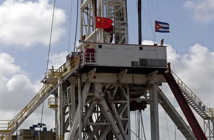 © Reuters. أسعار النفط تجبر الشركات على إلغاء مشاريع قيمتها 170 مليار دولار