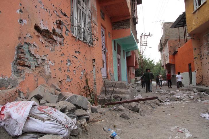 © Reuters. Coche bomba del PKK causa 5 muertos y 39 heridos en el sureste de Turquía 