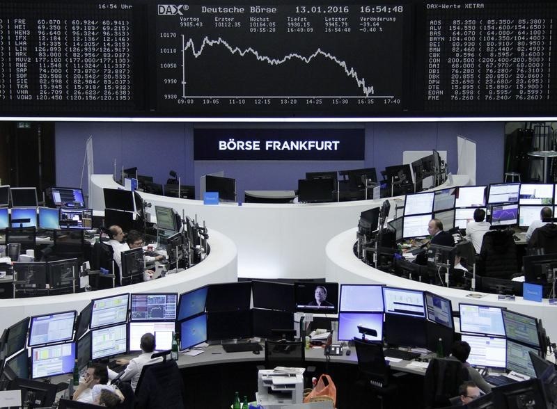© Reuters. Las Bolsas europeas caen a cerca de mínimo de tres meses, Tesco brilla