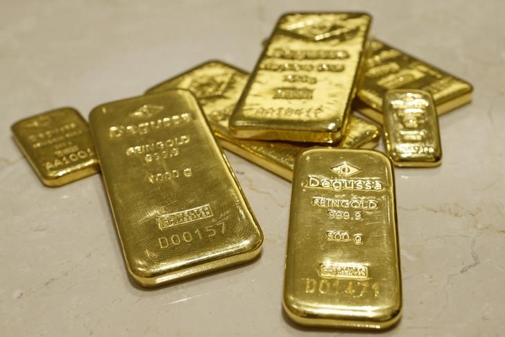 © Reuters. Слитки золота в хранилище подразделения трейдера Degussa в Цюрихе