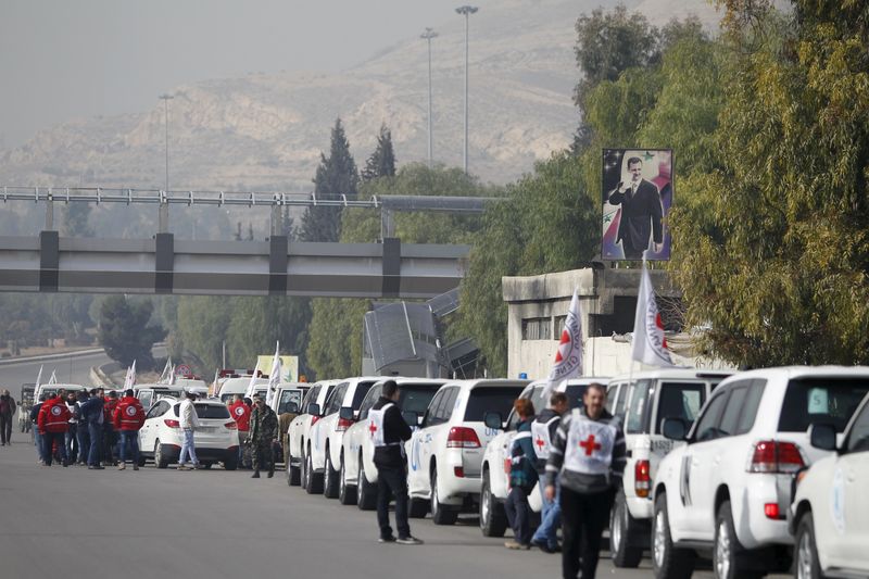 © Reuters. Comboio de veículos da Cruz Vermelha, do Crescente Vermelho e da ONU antes de partir de Damasco para Madaya e Al Foua e Kefraya