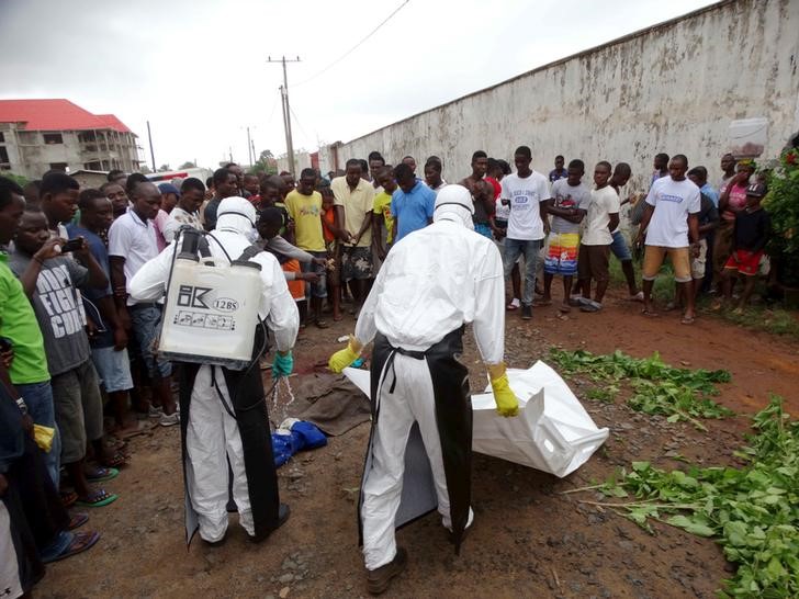 © Reuters. La epidemia de ébola en África Occidental ha terminado, dice la OMS