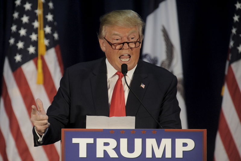 © Reuters. U.S. Republican presidential candidate Trump reads the lyrics of Al Wilson's "The Snake" at a campaign event at University of Northern Iowa in Cedar Falls, Iowa