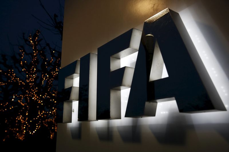 © Reuters. الفيفا يحظر على قطبي مدريد ريال واتليتيكو التعاقد مع لاعبين جدد لفترتي انتقال