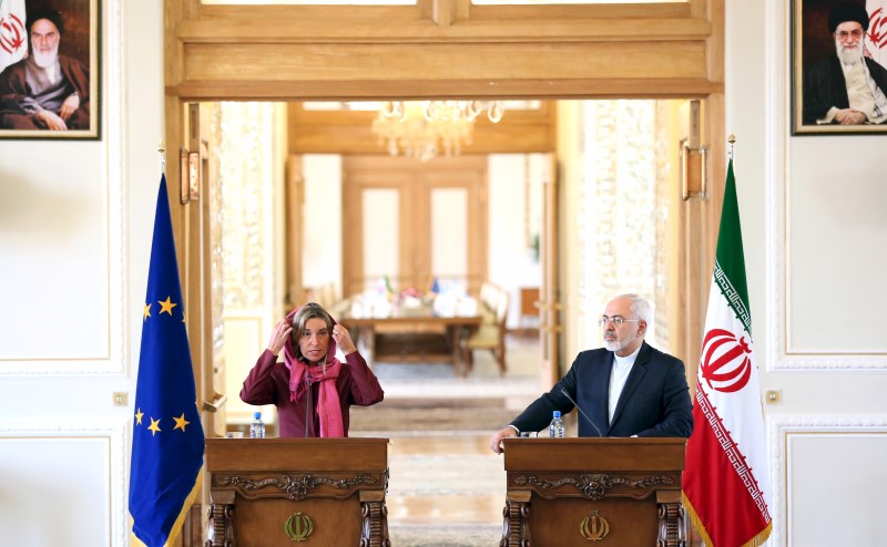 © Reuters. EU foreign policy chief Mogherini attends joint news conference with Iran's Foreign Minister Mohammad Javad Zarif in Tehran