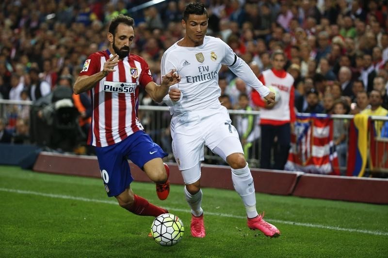© Reuters. La FIFA prohíbe al Real Madrid y al Atlético hasta verano de 2017