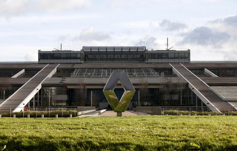 © Reuters. The logo of French car manufacturer Renault is seen in front of the company's research center, the Technocentre, in Guyancourt