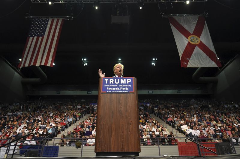 © Reuters. U.S. Republican presidential candidate Donald Trump addresses supporters during a campaign rally at the Pensacola Bay Center in Pensacola