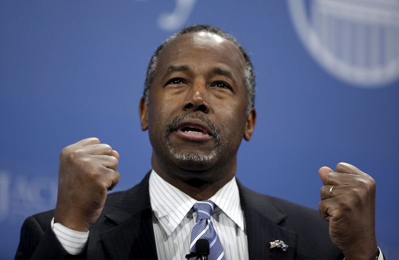 © Reuters. U.S. Republican presidential candidate Dr. Ben Carson speaks during a forum at the 2016 Kemp Forum on Expanding Opportunity in Columbia