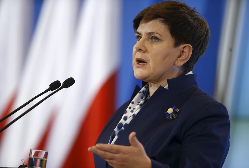 © Reuters. Poland's Prime Minister Beata Szydlo speaks during news conference at the Chancellery of the Prime Minister in Warsaw