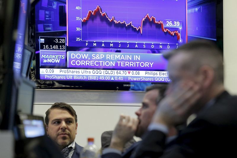 © Reuters. Traders work on the floor of the New York Stock Exchange 