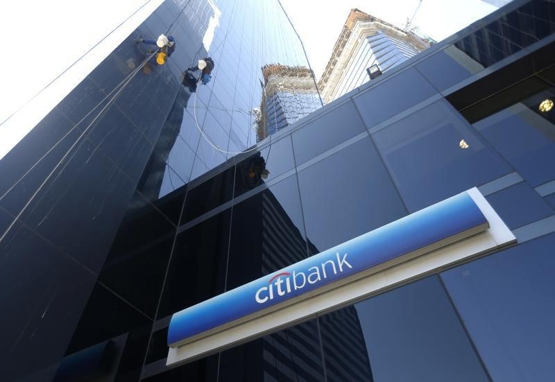 © Reuters. Window washers work above a logo of Citibank in downtown Buenos Aires