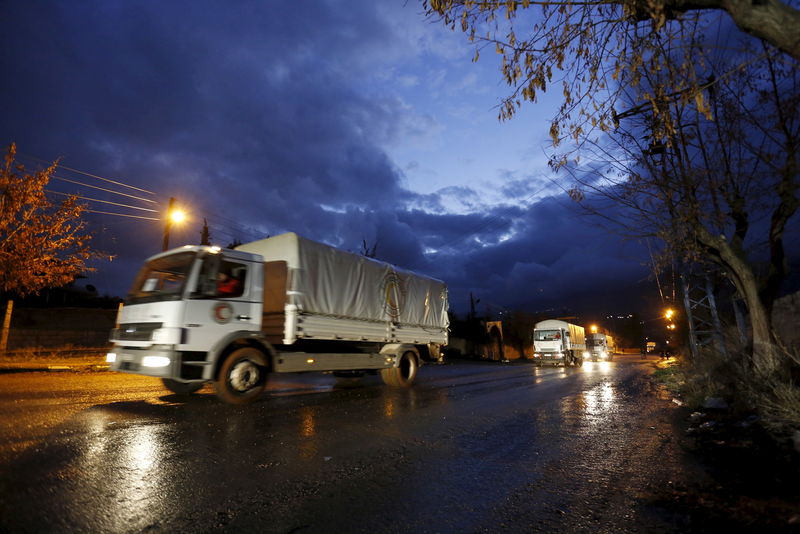 © Reuters. Comboio do Crescente Vermelho entra em Madaya, na Síria