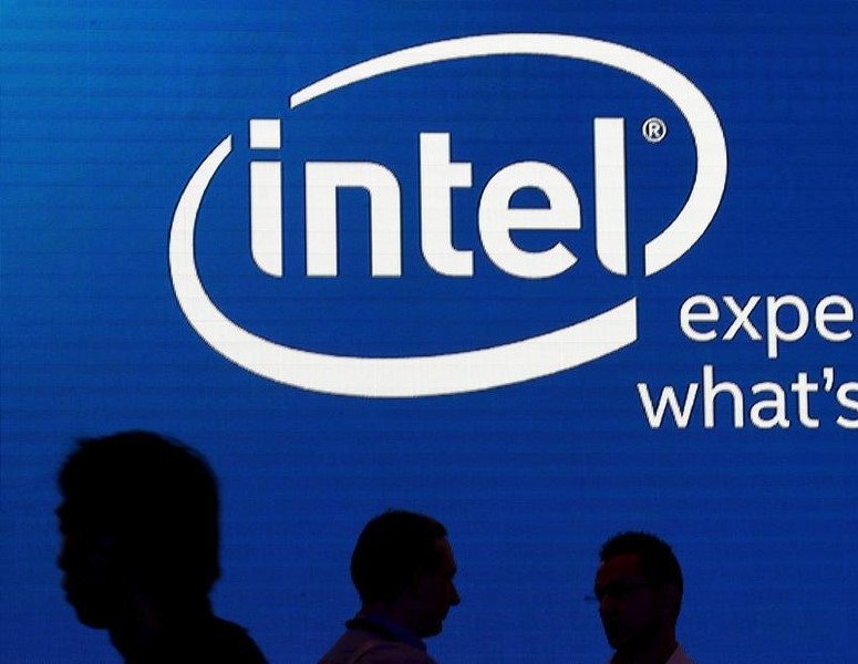 © Reuters. Shadows are cast near Intel logo at the 2015 Computex exhibition in Taipei, Taiwan