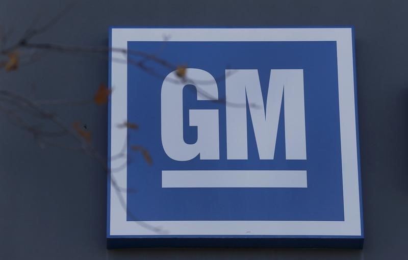 © Reuters. The GM logo is seen at the General Motors Lansing Grand River Assembly Plant in Lansing, 