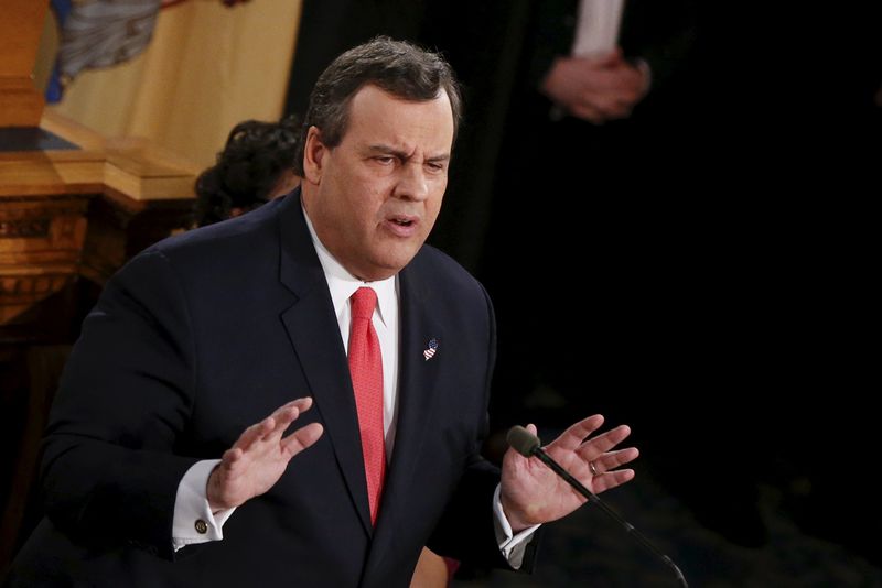 © Reuters. New Jersey Governor Christie, a 2016 Republican presidential candidate, delivers his State of the State address at the New Jersey State House in Trenton