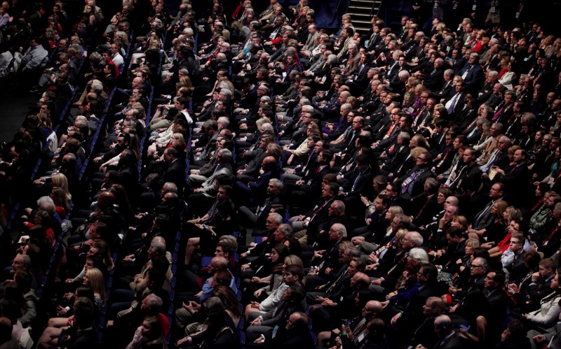 © Reuters. The audience listens as Republican U.S. presidential candidates discuss topics at the Fox Business Network Republican presidential candidates debate in North Charleston