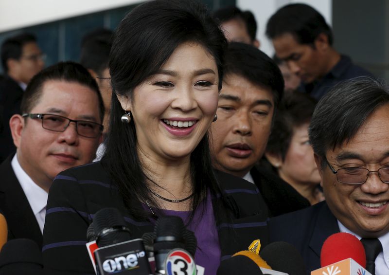 © Reuters. Ousted former Thai Prime Minister Yingluck Shinawatra smiels as she arrives at the Supreme Court