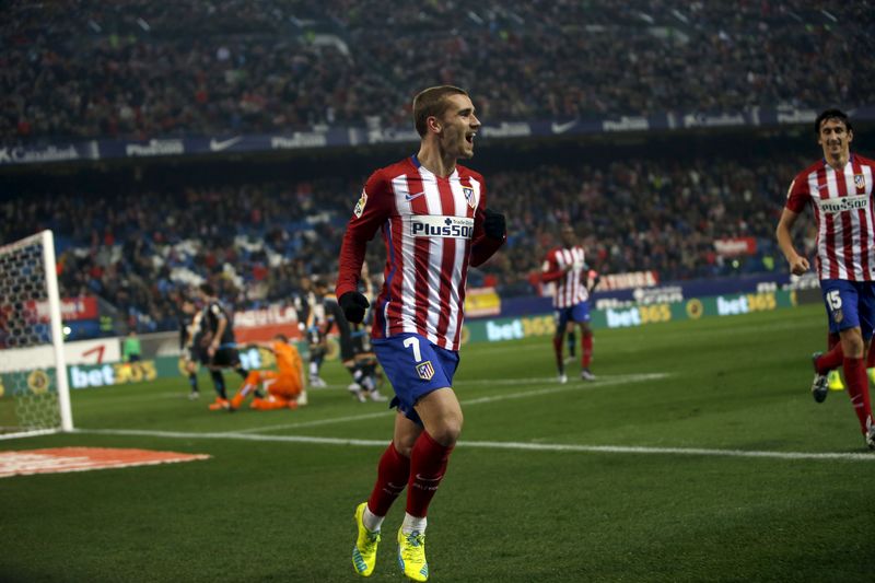 © Reuters. Atlético de Madrid golea al Rayo y llega a cuartos de final Copa del Rey