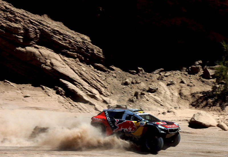 © Reuters. Al-Attiyah gana etapa de autos en el Dakar, pero Peterhansel sigue líder
