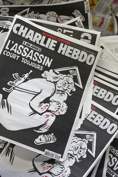 © Reuters. Indignación por caricatura de Charlie Hebdo sobre niño sirio muerto convertido en acosador