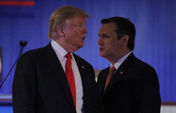 © Reuters. Trump se enfrenta a Cruz por su lugar de nacimiento en el debate republicano
