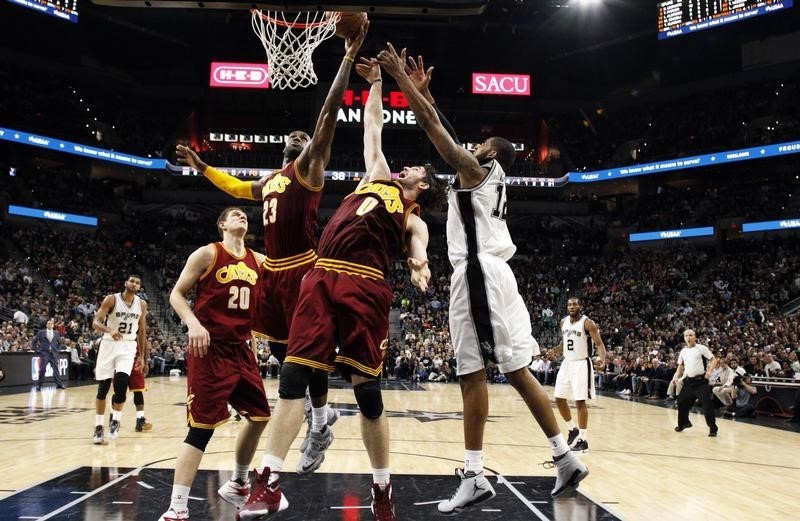 © Reuters. سبيرز يهزم كافاليرز في دوري السلة الأمريكي