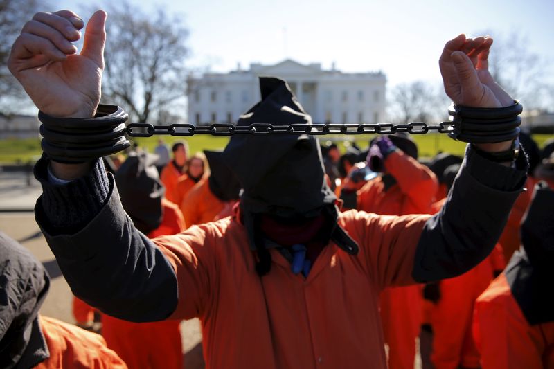 © Reuters. EEUU envía a 10 detenidos de Guantánamo a Omán