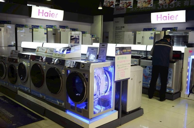 © Reuters. Стиральные машины в магазине Haier в Циндао 