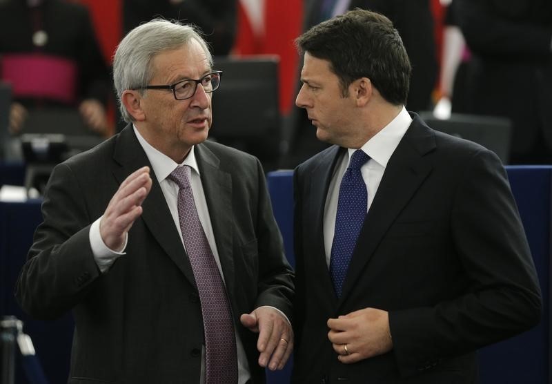 © Reuters. European Commission President Jean Claude Juncker (L) talks with Italian Prime Minister Matteo Renzi at the European Parliament in Strasbourg